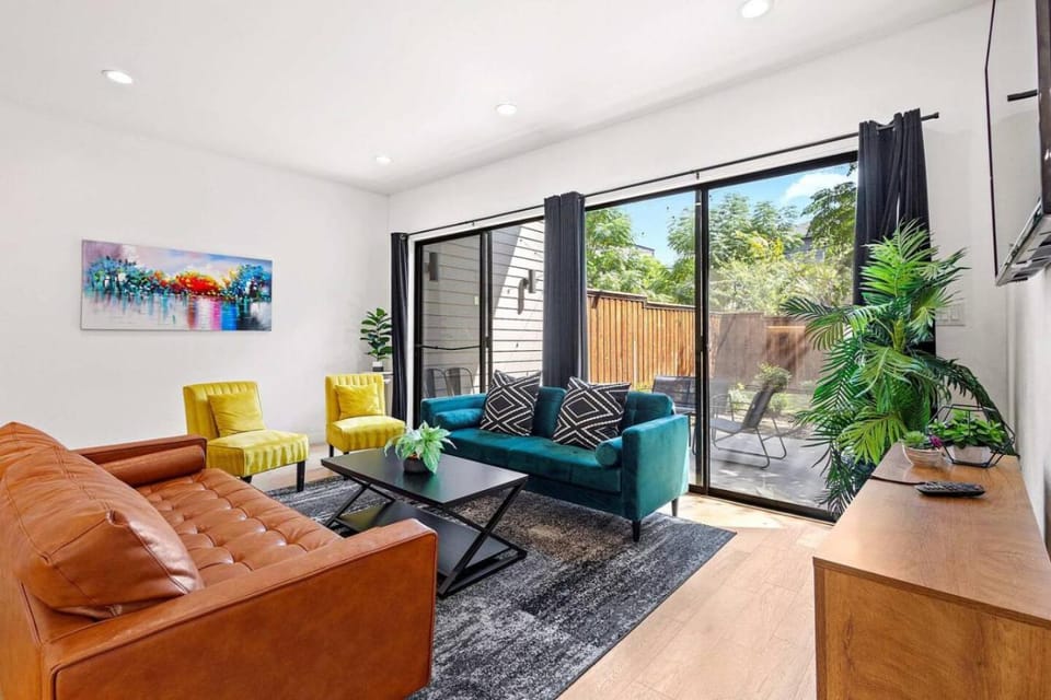 Patio, TV and multimedia, Living room, Seating area, Garden view