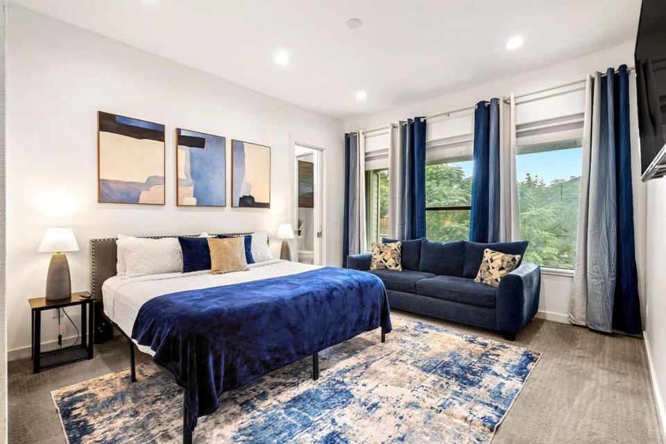 Bed, Photo of the whole room, Seating area, Bedroom