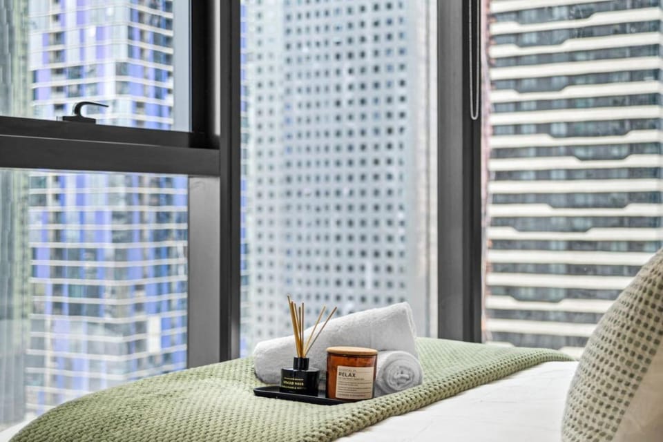 Hidden Gem at CBD Stunning views with Pool, Gym and Parking Apartment in Melbourne