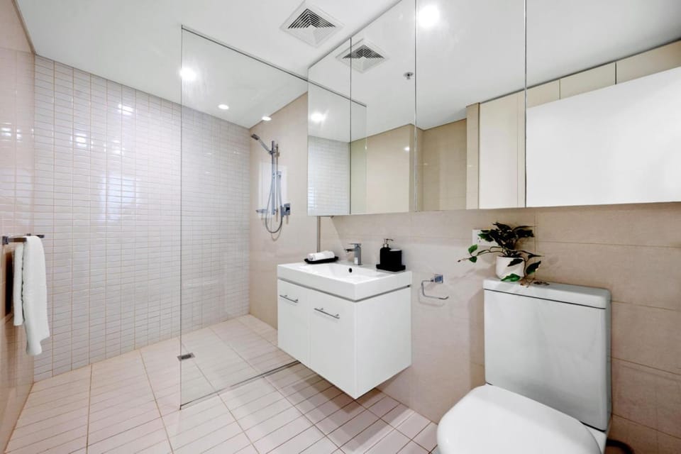 Moody Luxe Designer 2BR Dark Oak in Surry Hills Apartment in Surry Hills