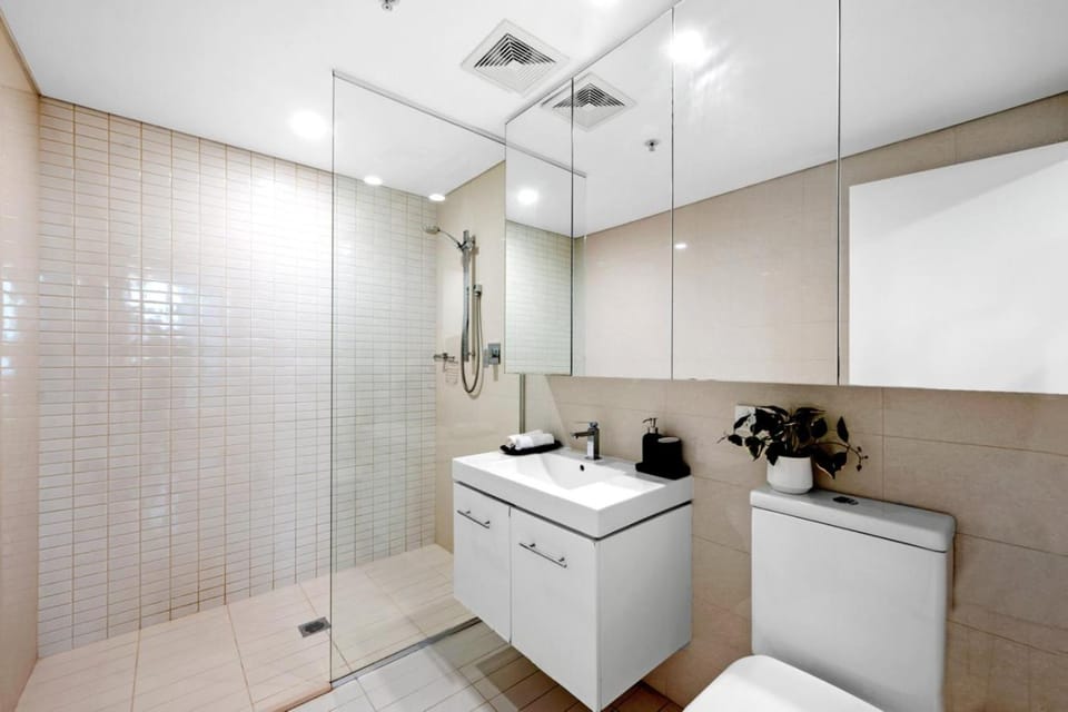 Moody Luxe Designer 2BR Dark Oak in Surry Hills Apartment in Surry Hills
