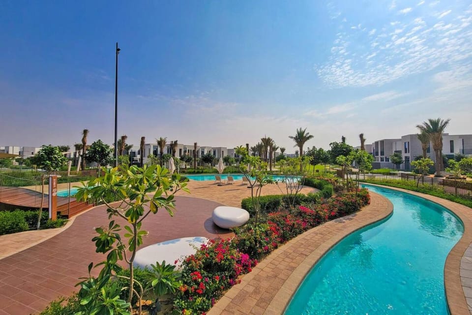 Prime Location Lazy River Pool 4bd Villa House in Dubai