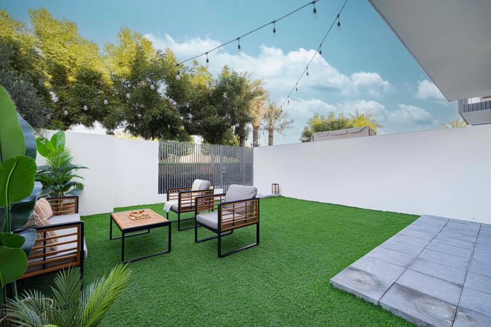Prime Location Lazy River Pool 4bd Villa House in Dubai
