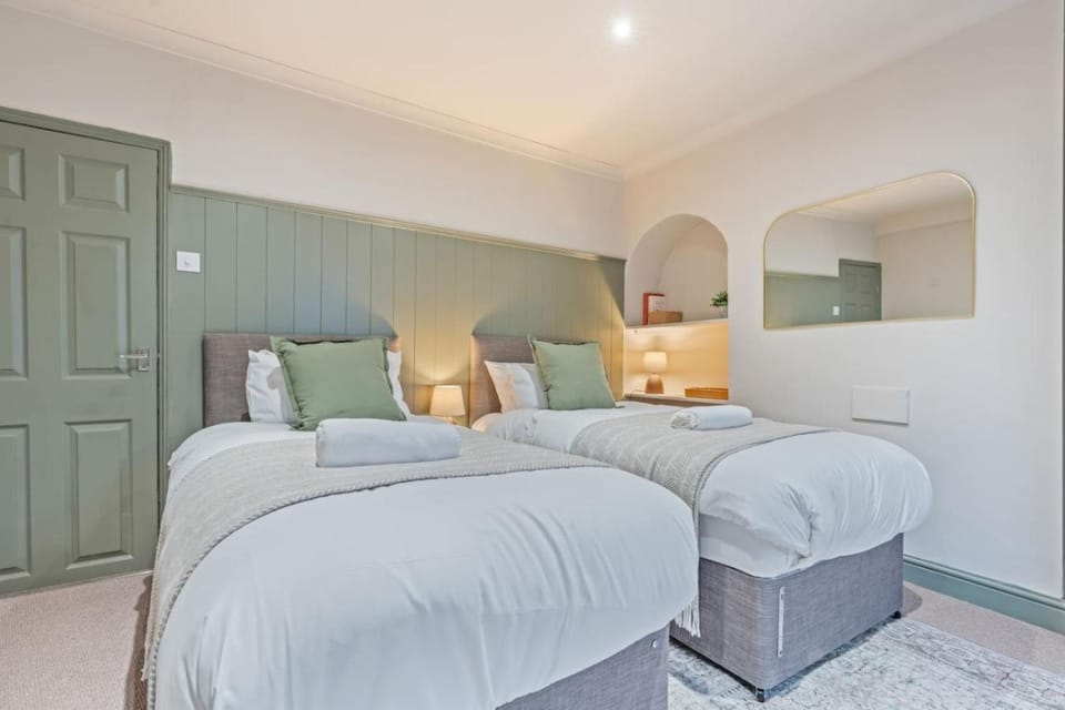 Hoole 2 BR Home | Free Parking | Sleeps 7 | 5 Beds Apartment in Chester