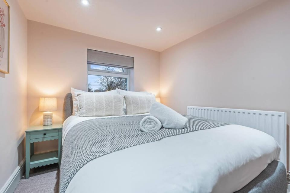 Hoole 2 BR Home | Free Parking | Sleeps 7 | 5 Beds Apartment in Chester