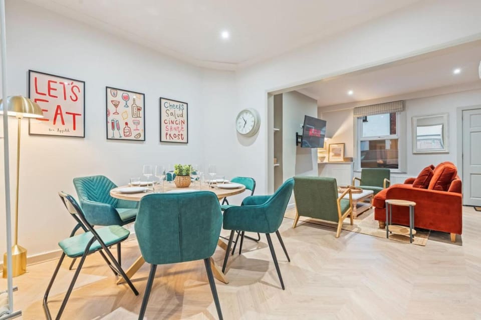 Hoole 2 BR Home | Free Parking | Sleeps 7 | 5 Beds Apartment in Chester