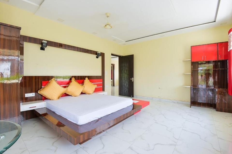 Yellow house Vacation rental in Gurugram