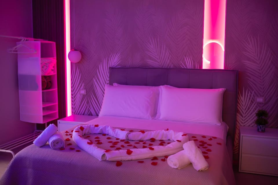 Bed, Photo of the whole room, Bedroom, towels