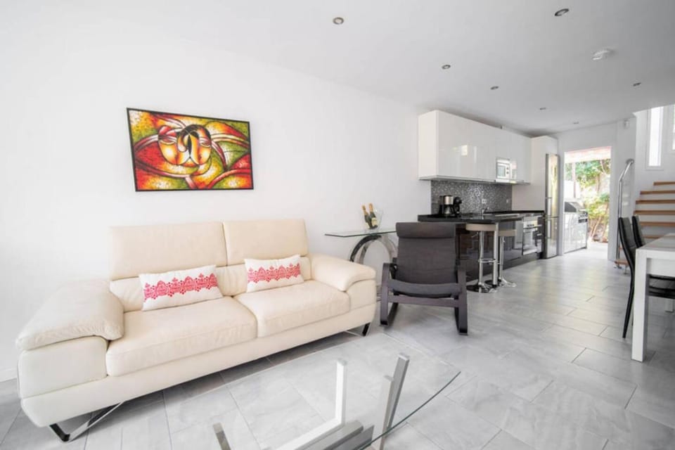 Kitchen or kitchenette, Living room