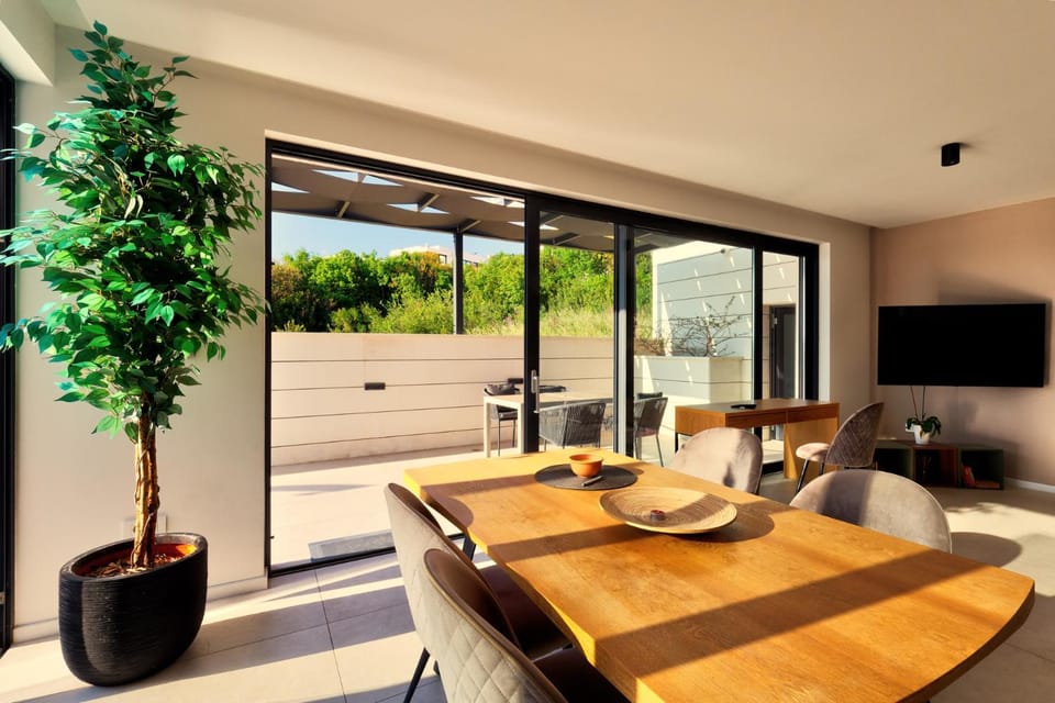 Day, TV and multimedia, Living room, Seating area, Dining area