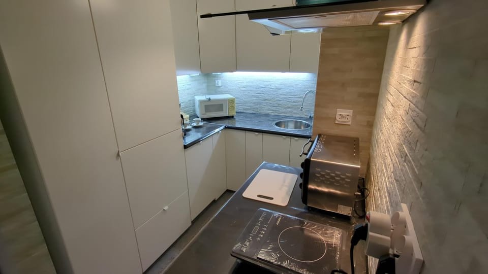 Kitchen or kitchenette, microwave, stove