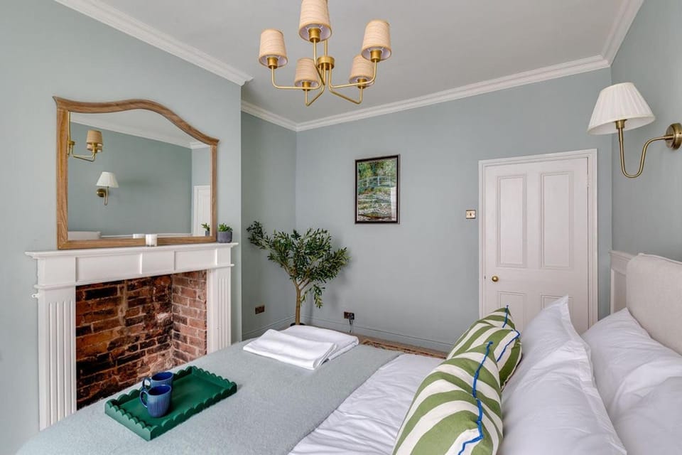 Luxury Georgian Townhouse sleeps 10 parking House in Chester