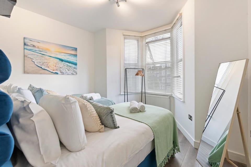 Bed, Photo of the whole room, Decorative detail, Bedroom