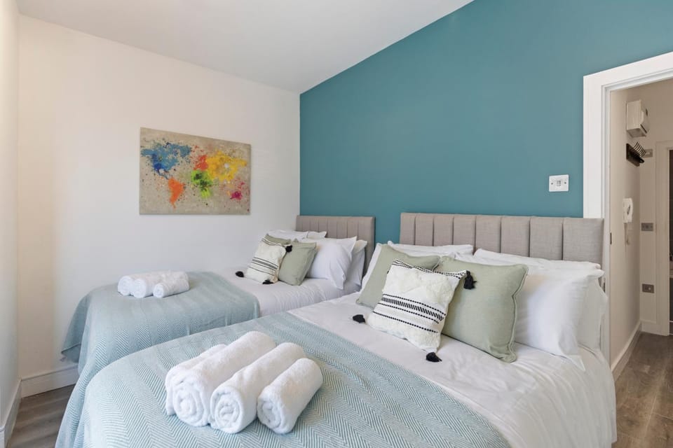 Bed, Photo of the whole room, Decorative detail, Bedroom, towels, acessibility