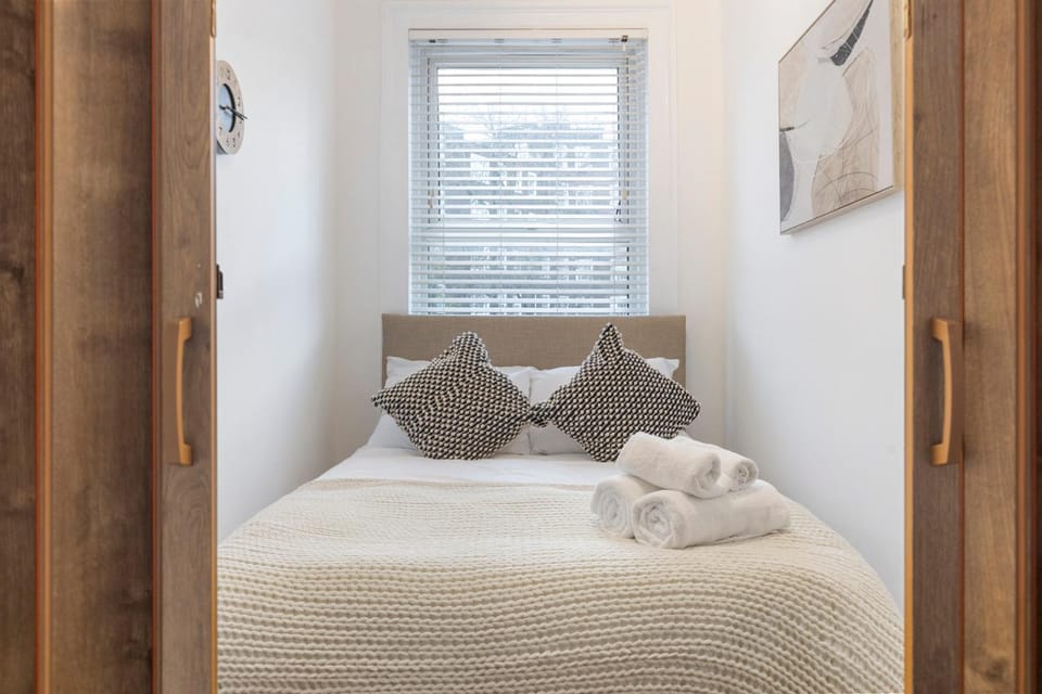 Bed, Photo of the whole room, Decorative detail, Bedroom, towels, acessibility