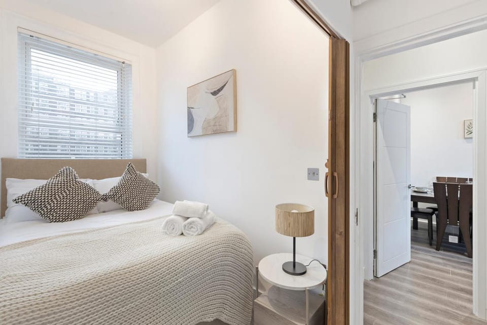 Bed, Photo of the whole room, Decorative detail, Seating area, Dining area, Bedroom, furniture, towels, acessibility