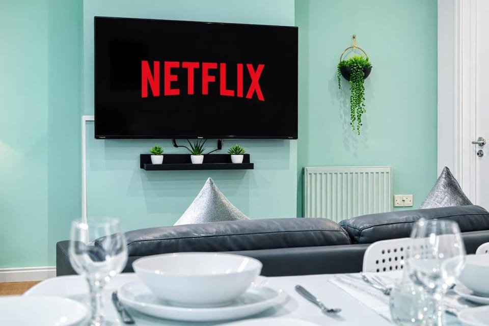 Sleeps 12 Guests - Spacious Liverpool Stay - 6 Bedrooms Apartment in Liverpool