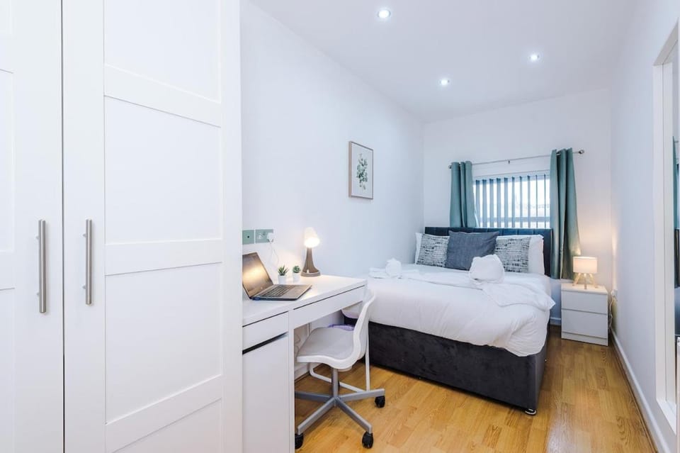 Sleeps 12 Guests - Spacious Liverpool Stay - 6 Bedrooms Apartment in Liverpool