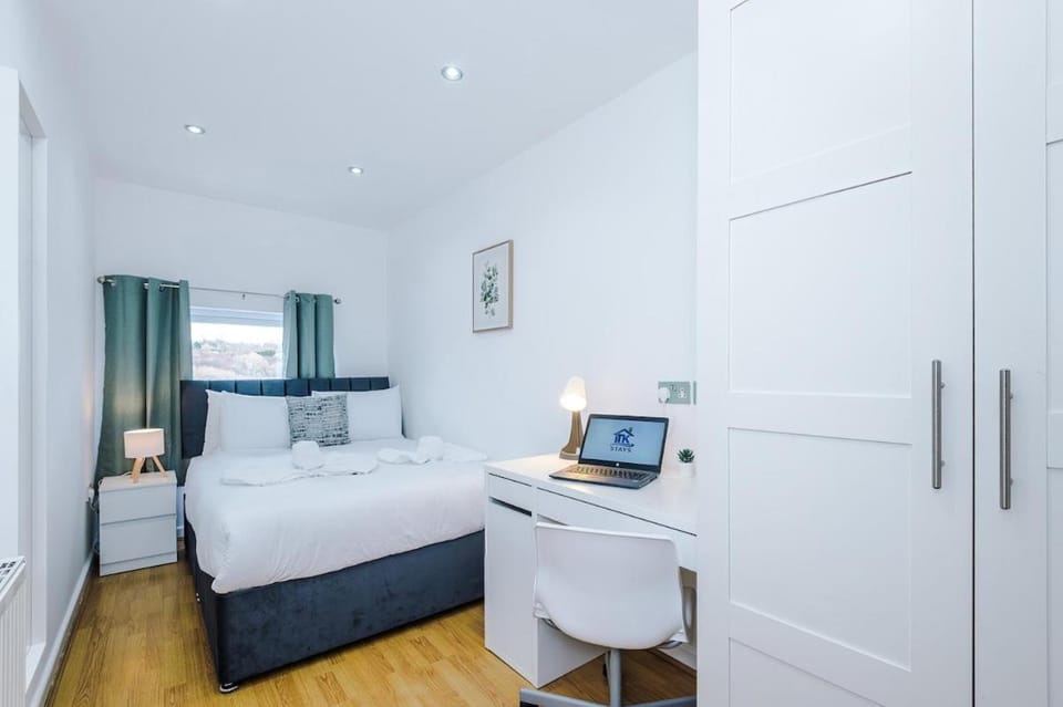 Sleeps 12 Guests - Spacious Liverpool Stay - 6 Bedrooms Apartment in Liverpool