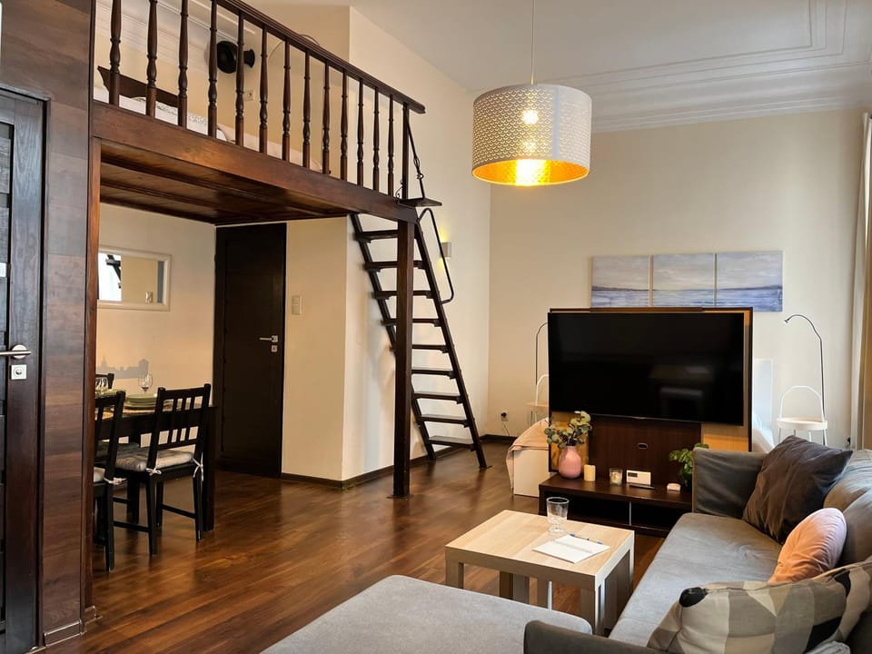 TV and multimedia, Living room, Seating area, Evening entertainment