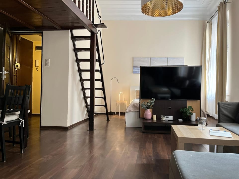 TV and multimedia, Living room, Seating area, Dining area, Evening entertainment