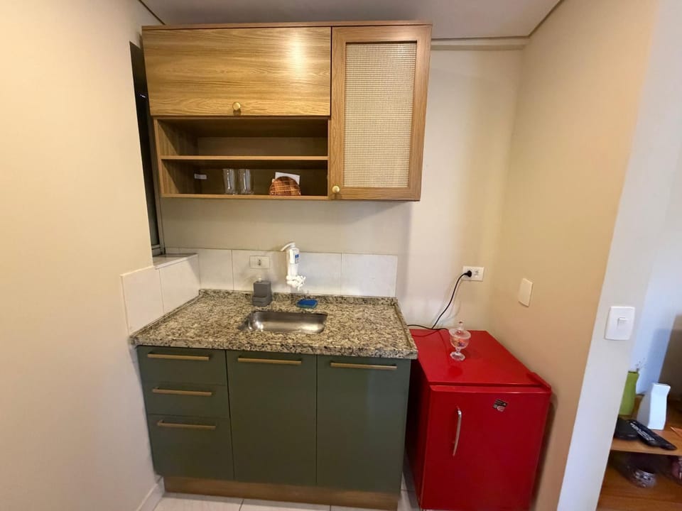 Kitchen or kitchenette, minibar