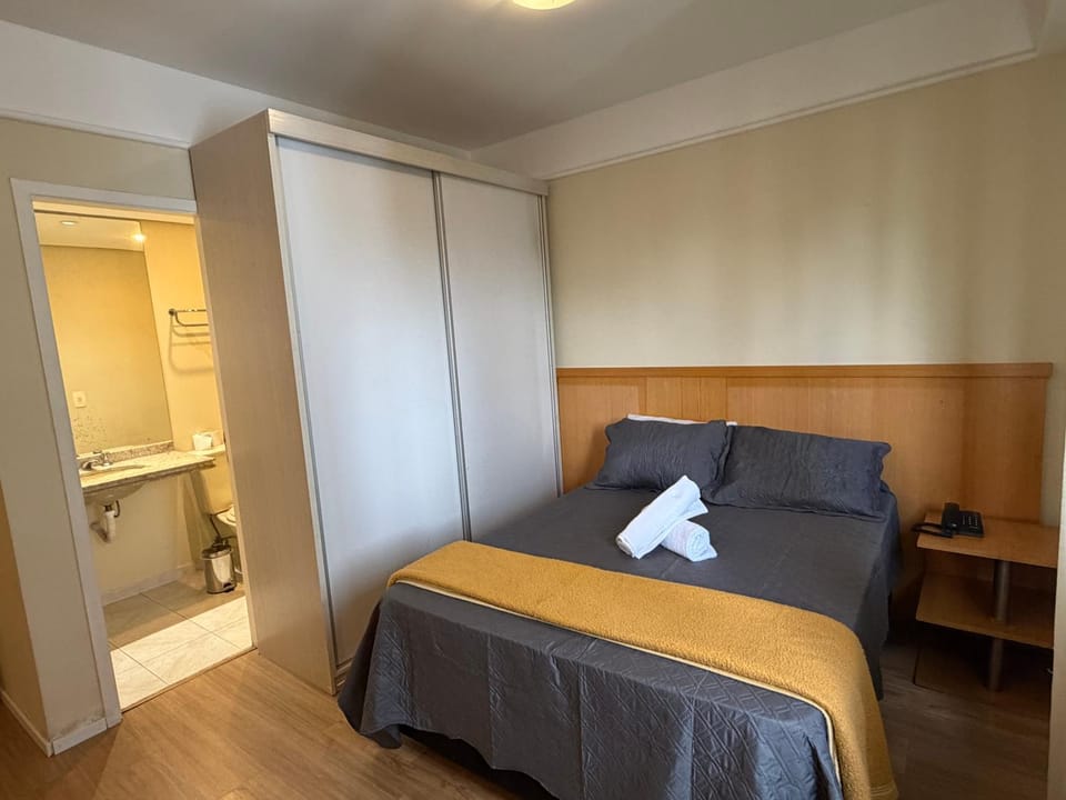Bed, towels