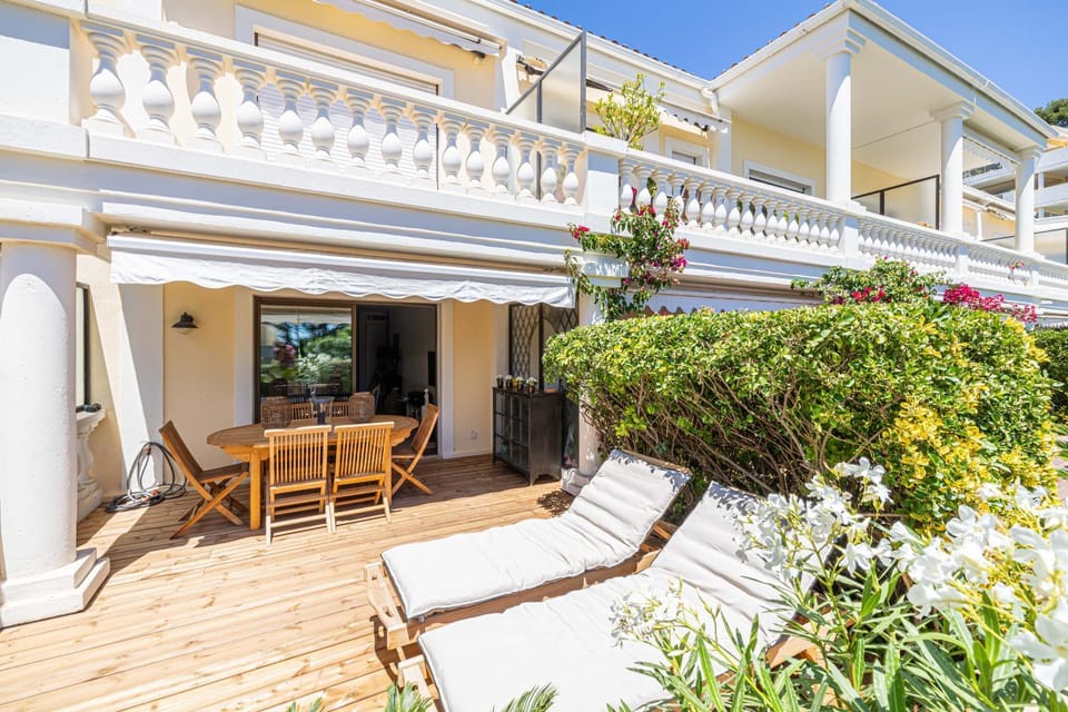 Patio, Garden, Seating area, Dining area