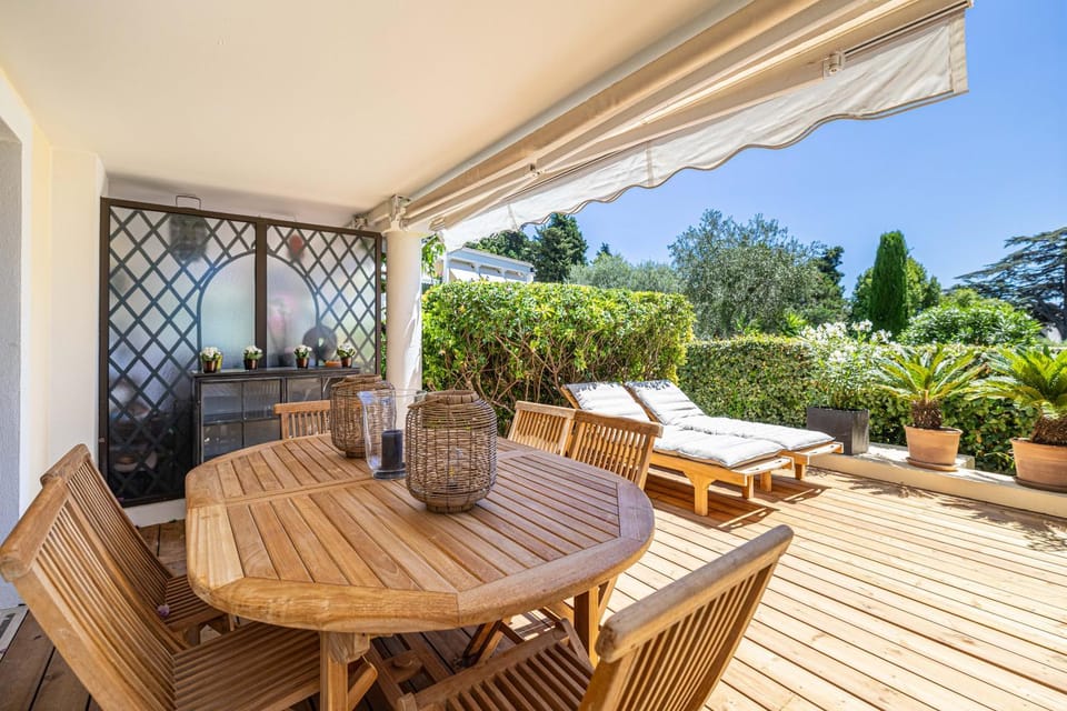 Patio, Garden, Seating area, Dining area