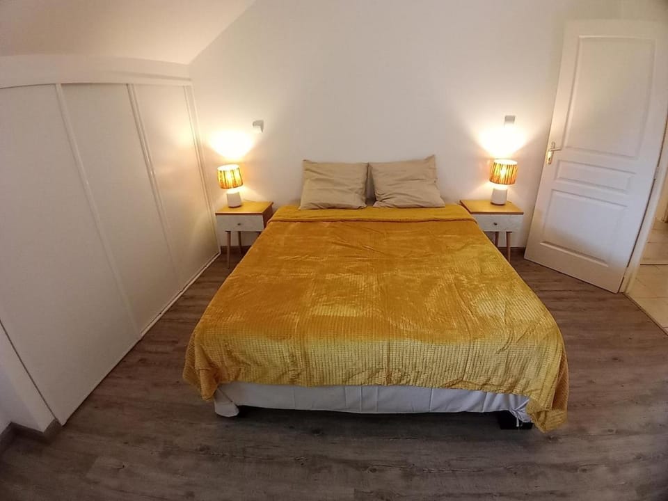 Bedroom, air conditioner