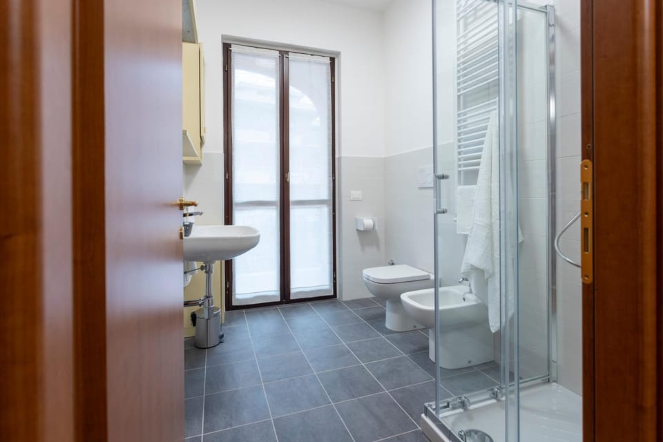 Shower, Toilet, Bathroom, bidet, towels