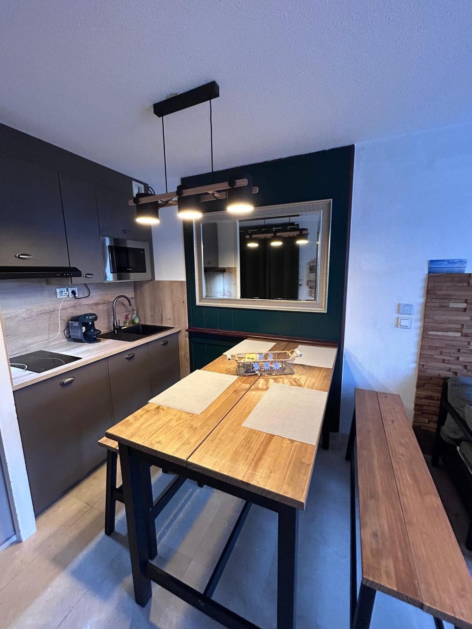 Kitchen or kitchenette, Dining area, stove