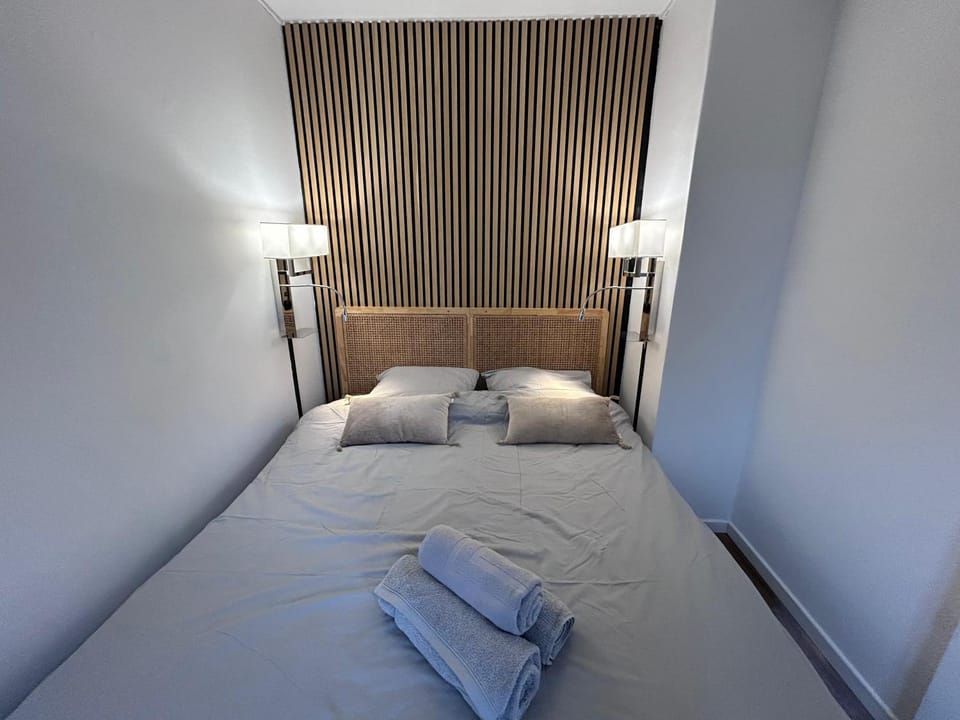 Bed, Photo of the whole room, Bedroom, towels