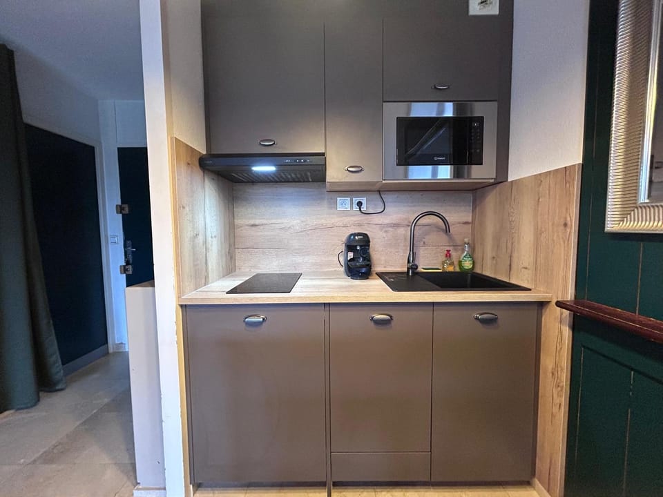 Kitchen or kitchenette, stove