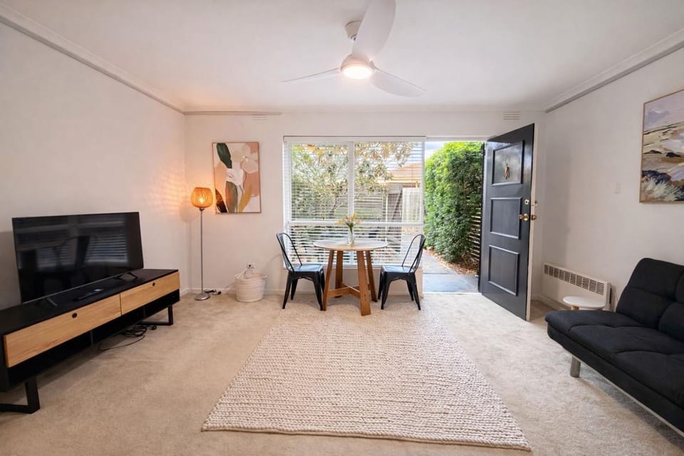 Moonya Courtyard Apartment in Melbourne
