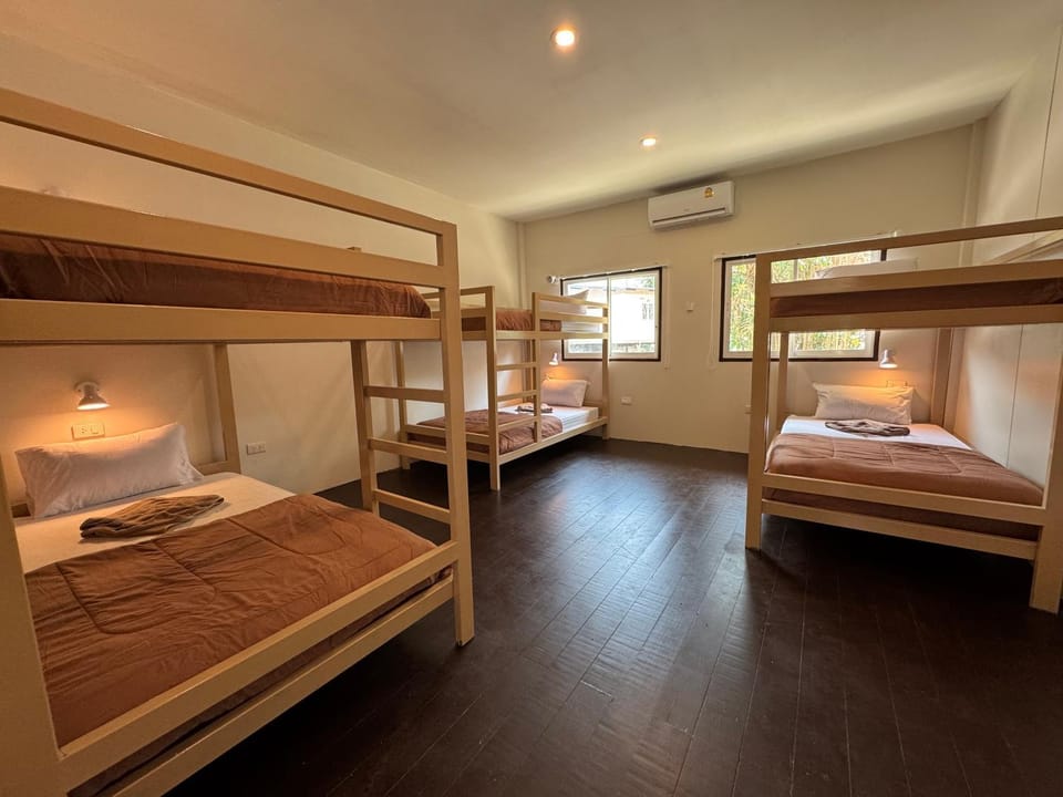 Bed, Photo of the whole room, Bedroom, bunk bed, towels