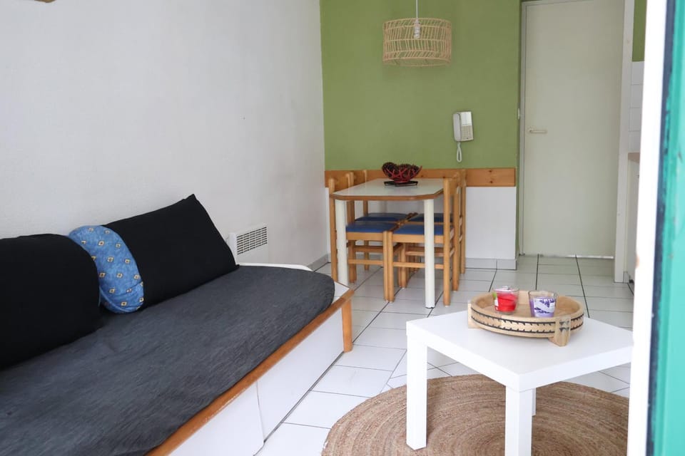Bed, Kitchen or kitchenette, Living room, Seating area, Dining area