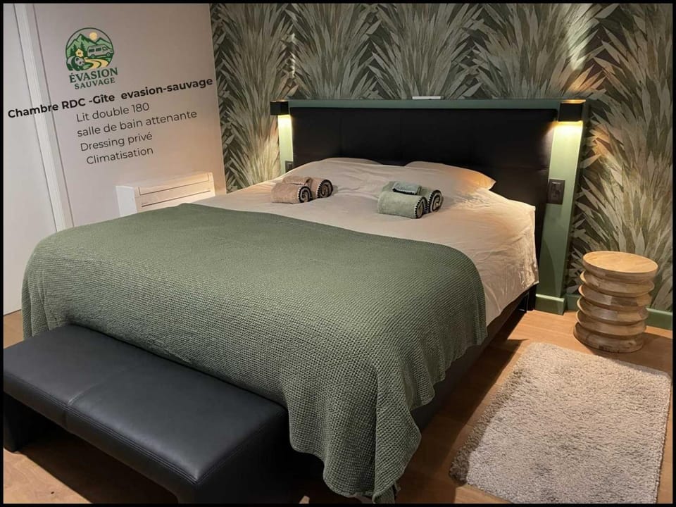 Bed, Photo of the whole room, Bedroom, towels