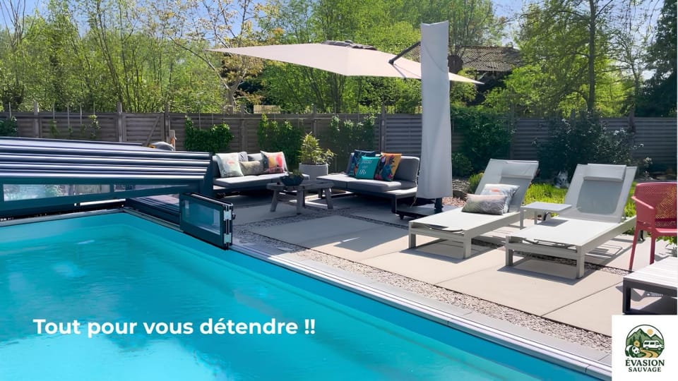 Swimming pool, sunbed