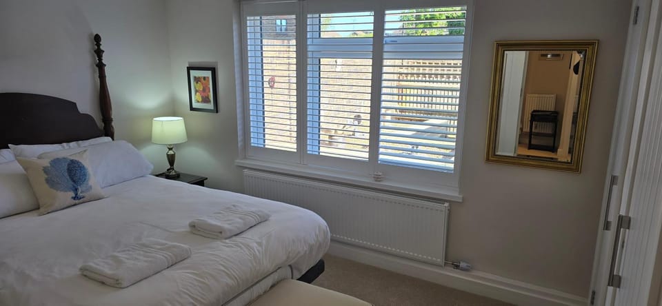 RentUnique Luxurious 1 Bd Bungalow Villa in Crawley