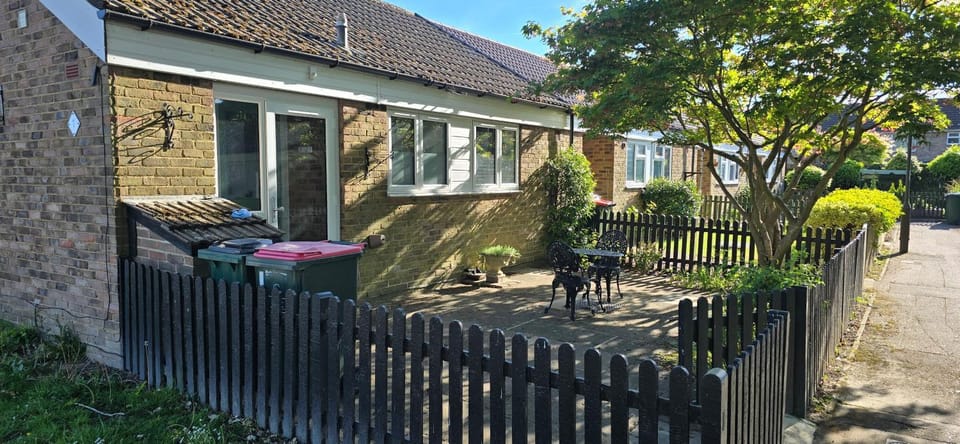 RentUnique Luxurious 1 Bd Bungalow Villa in Crawley