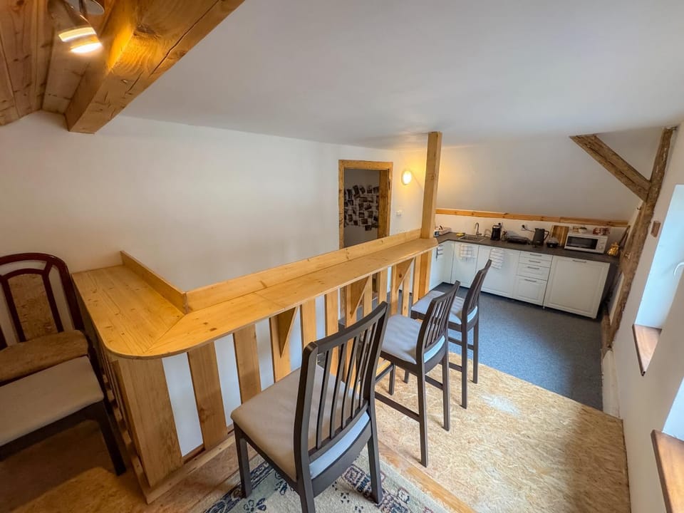 Kitchen or kitchenette, Seating area