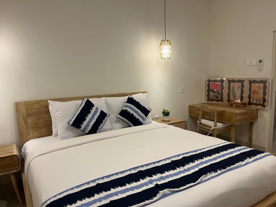 Bed, Photo of the whole room, Seating area, Bedroom