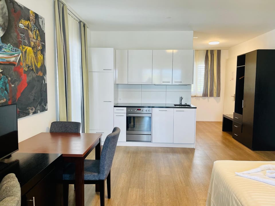 Kitchen or kitchenette, Living room, Dining area, pet friendly, stove