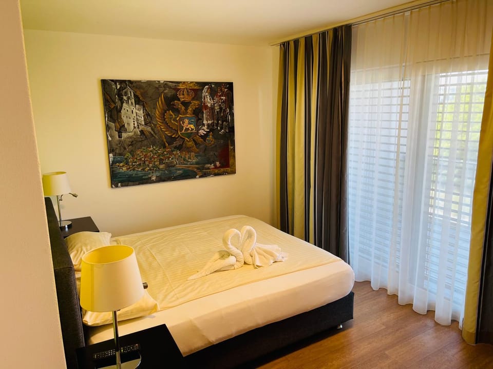 Bed, Photo of the whole room, Bedroom, towels