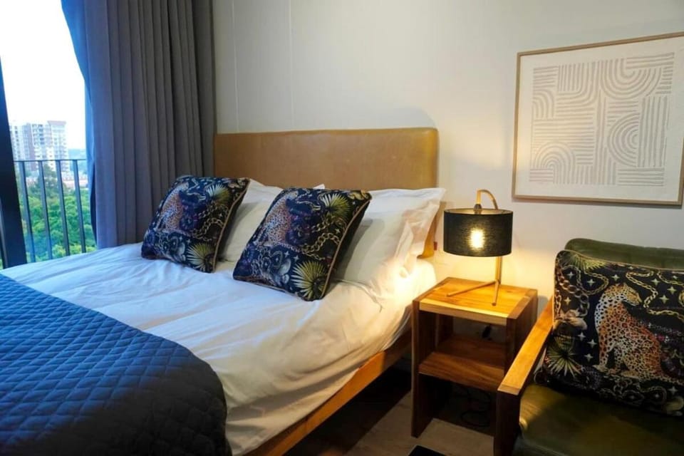 Bed, Seating area, Bedroom