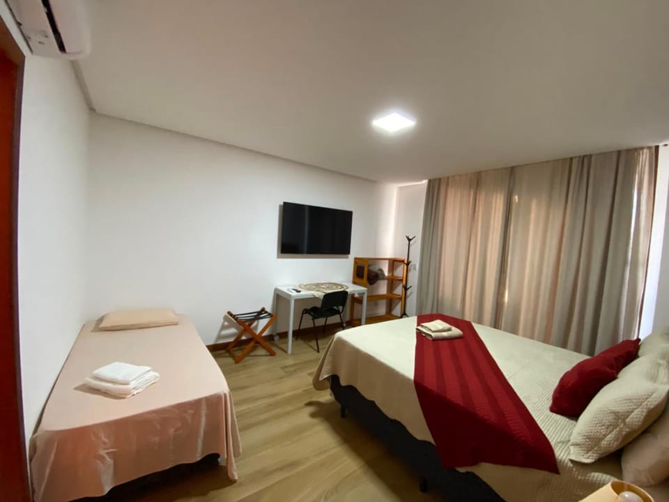Bed, TV and multimedia, Photo of the whole room, Bedroom