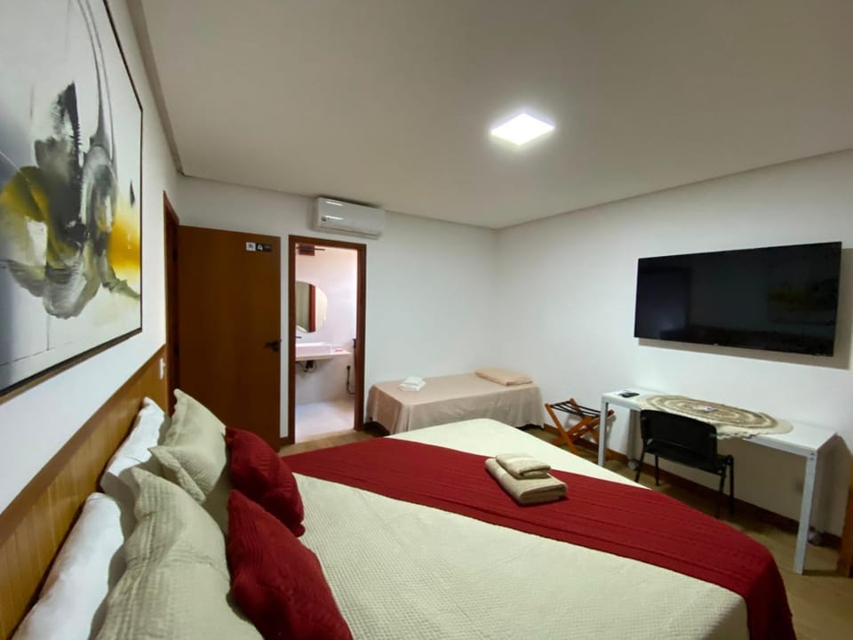 Bed, TV and multimedia, Photo of the whole room, Bedroom