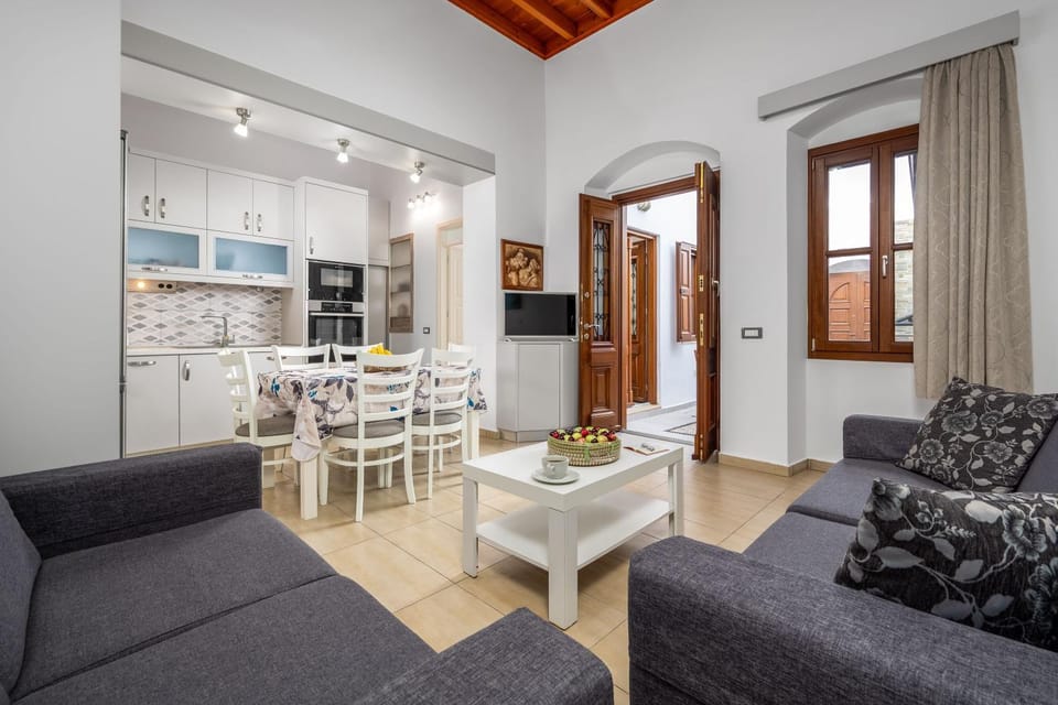 TV and multimedia, Living room, Seating area, Dining area