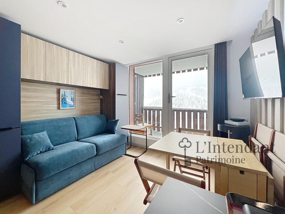 Bed, TV and multimedia, Dining area